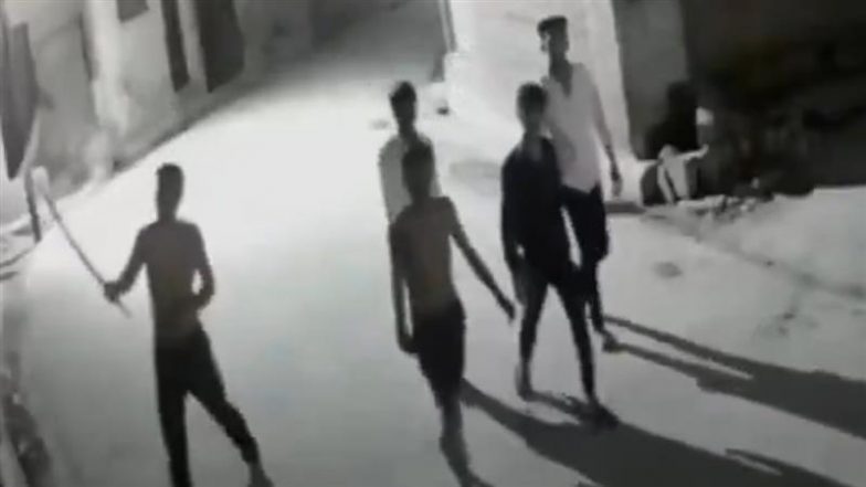 Varanasi: आधी रात को लाठी-डंडों से लैस गुंडों ने तोड़े 50 सीसीटीवी कैमरे; ऑटो चालक और नाबालिग गिरफ्तार (देखें वीडियो)