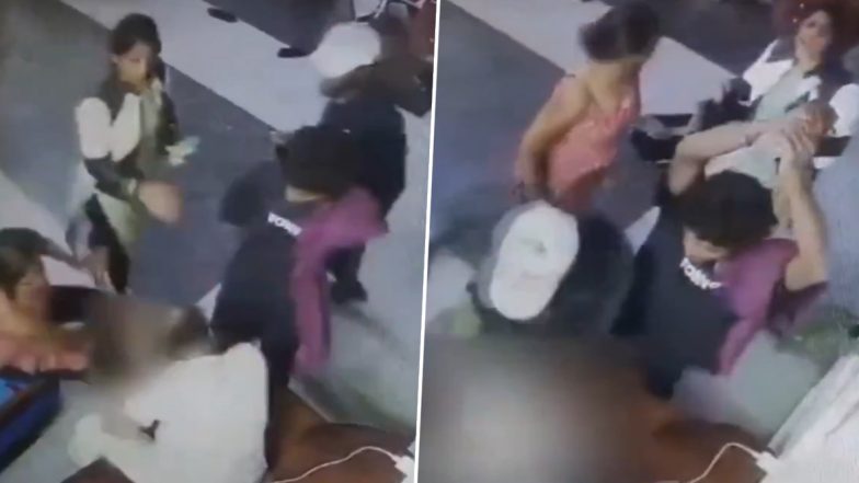 Bengaluru Video: महिला ने की अपने पूर्व कर्मचारी के साथ मारपीट, स्पा सेंटर में घूसकर जमकर बरसाएं लात घुसे, बेंगलुरु का वीडियो आया सामने