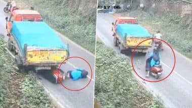 Kerala: कोझिकोड में ईंटों से लदे ट्रक ने स्कूटी सवार महिला को मारी टक्कर, बाल-बाल बची, वीडियो आया सामने