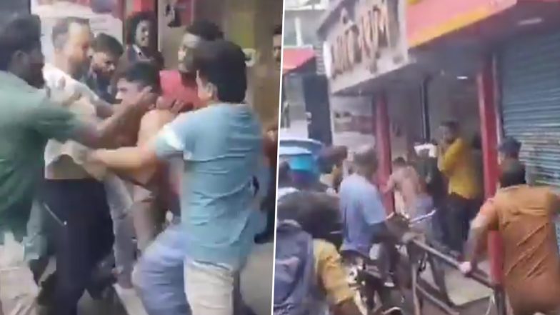 Barasat: पश्चिम बंगाल में पाकिस्तान समर्थक पोस्ट के लिए मीट विक्रेता की बेरहमी से पिटाई, उसकी दुकान में तोड़फोड़ का वीडियो आया सामने
