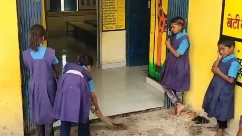 Bilaspur School Video: समर कैंप के बहाने स्कूल में बच्चों से करवाई जा रही है सफाई, हाथों में झाड़ू लेकर दिखाई दिए छात्र, बिलासपुर जिले का वीडियो आया सामने