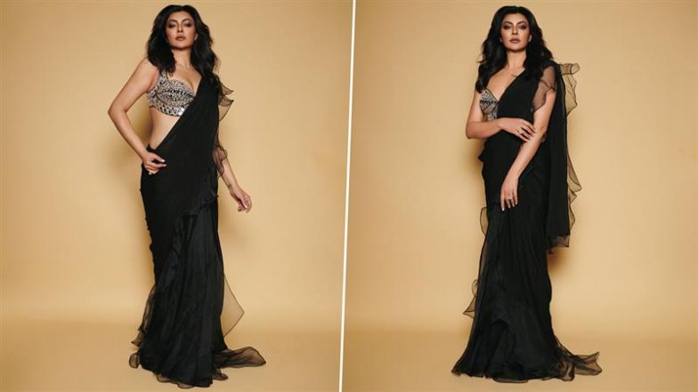 Sushmita Sen Glamorous Look: ब्लैक साड़ी में सुष्मिता सेन ने बिखेरा हुस्न का जलवा, बोल्ड अंदाज़ से जीता फैंस का दिल (View Pics)