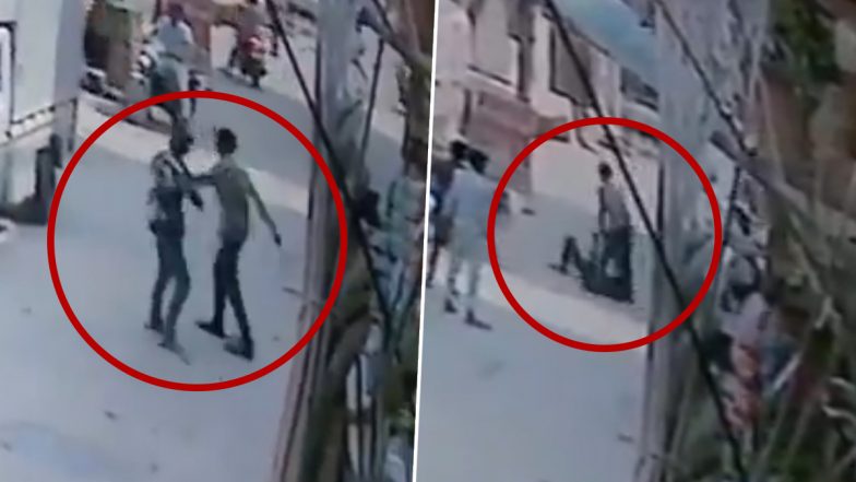 Delhi Shocker: दिनदहाड़े सड़क पर नाबालिग पर चाकू से हमला, आरोपियों ने कई बार वार कर उतारा मौत के घाट, दिल्ली का भयावह वीडियो आया सामने (Watch Video)