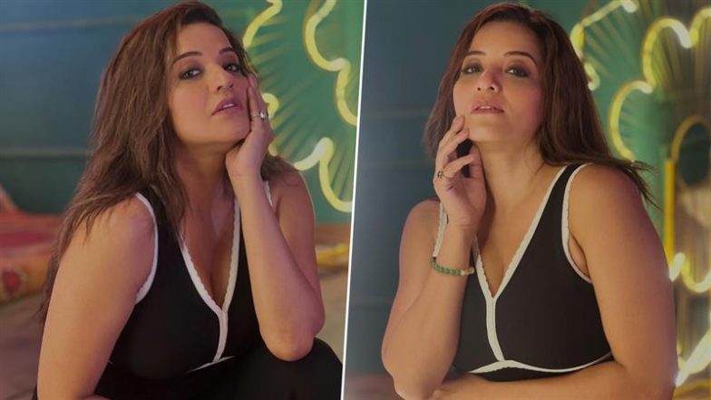 Monalisa Bold Look: ब्लैक डीप नेक आउटफिट में मोनालिसा का स्टनिंग लुक, सेक्सी अदाओं से लूटी महफिल (View Pics)