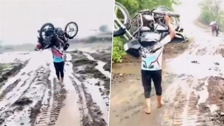 120KG Motorcycle on Shoulder: बारिश के कारण किसान के 25 वर्षीय बेटे ने कंधे पर उठाई बाइक, इंटरनेट पर वीडियो हुआ वायरल