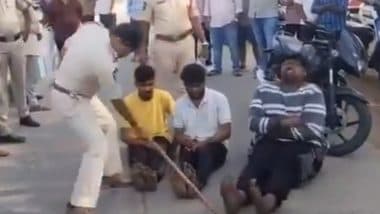 Andhra Pradesh Police Brutality: गुंटूर में 3 लोगों की पुलिस ने की बेरहमी से पिटाई, सड़क पर बैठाकर पैरों पर बरसाए डंडे, वीडियो वायरल होने के बाद अधिकारी हुआ सस्पेंड (Watch Video)