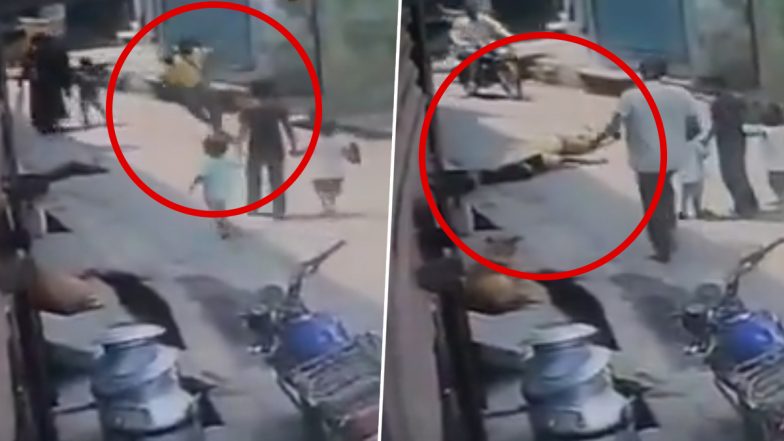 Sudden Death: मोरादाबाद में सड़क पर चल रहा व्यक्ति अचानक गिर पड़ा, हार्ट अटैक की आशंका (देखें वीडियो)