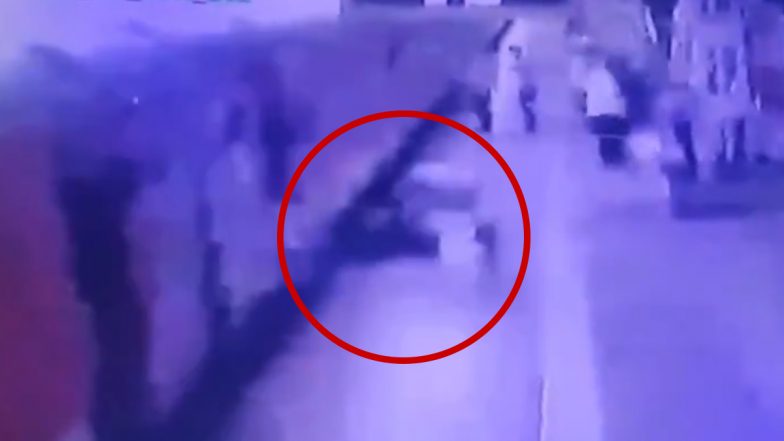 Mumbai Railway Station: चलती ट्रेन में चढ़ने की कोशिश में गिरा यात्री, RPF जवान ने बचाई जान, लोकमान्य टर्मिनस का वीडियो आया सामने (Watch Video)