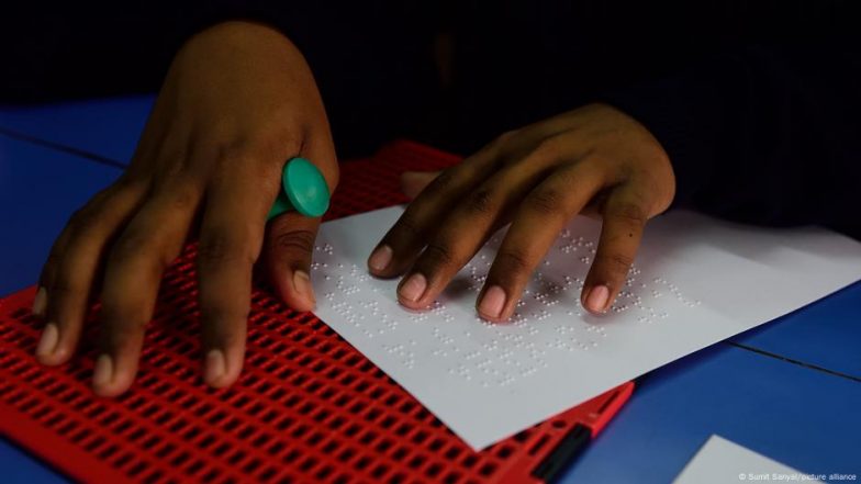 विकलांग और एसिड अटैक पीड़ित क्यों रहें डिजिटल सेवाओं से दूर?