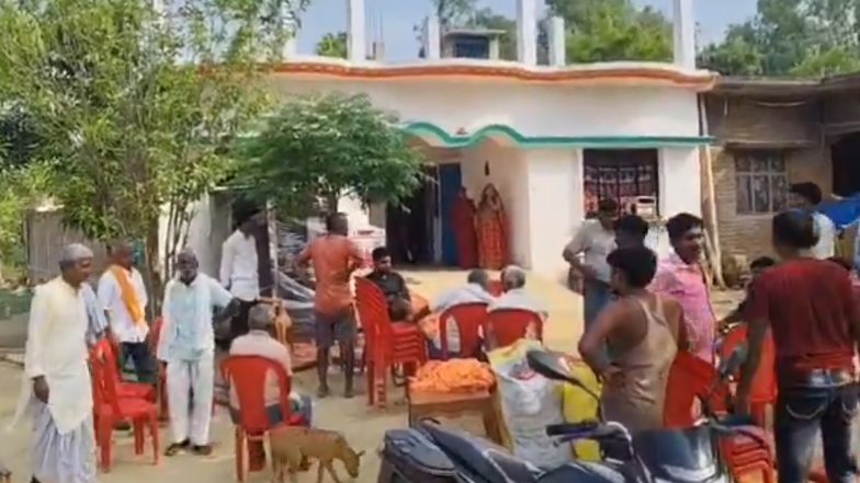 Barabanki Video: दहेज में नहीं मिले 1 लाख रूपए और अपाचे बाइक तो दुल्हे ने नहीं लाई बारात, मंडप में मेहमान और दुल्हन करती रही इंतज़ार, बाराबंकी जिले की घटना