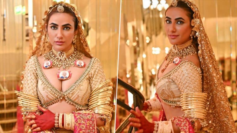 Desi Pride at Cannes 2025: रुचि गुजर ने पीएम मोदी के चेहरे वाला नेकलेस पहन बटोरी सुर्खियां (View Pics) Desi Pride at Cannes 2025: रुचि गुजर ने पीएम मोदी के चेहरे वाला नेकलेस पहन बटोरी सुर्खियां (View Pics)