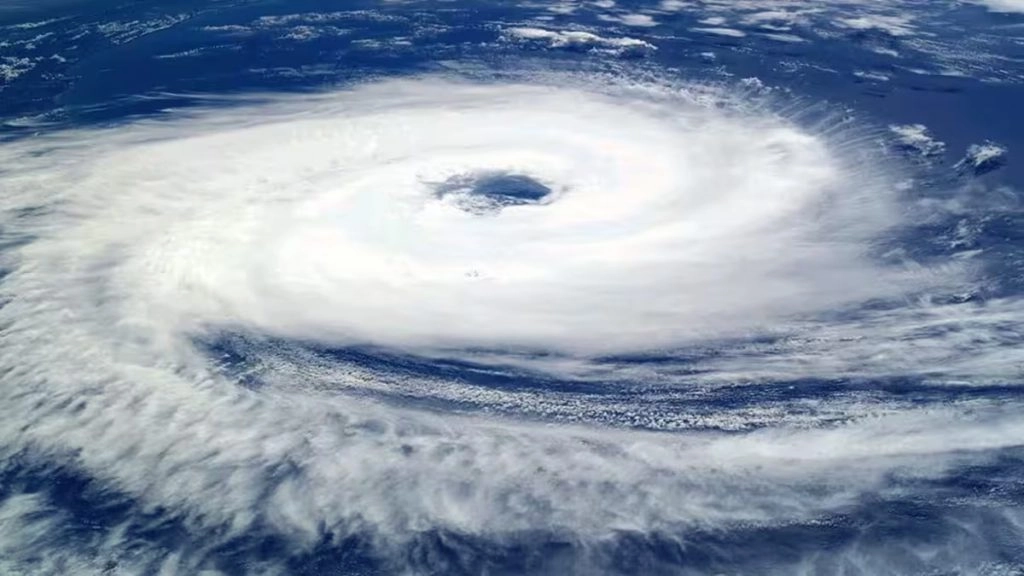 चक्रवात 'मोंथा' पहुंचा काकीनाडा, तमिलनाडु में छह दिनों तक बारिश की संभावना