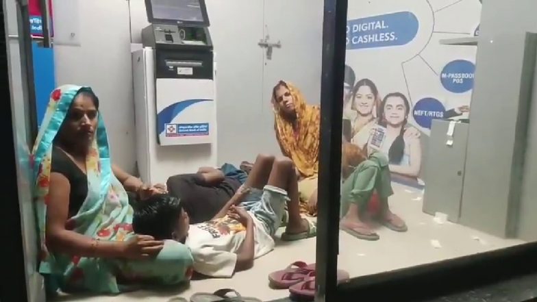 VIDEO: प्रचंड गर्मी के बीच झांसी में बिजली कटौती! ATM मशीनों के पास सोने को मजबूर महिलाएं और बच्चे