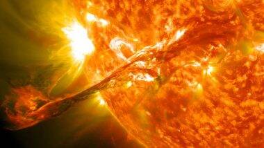 NASA Solar Storm Warning: जोरदार सौर तूफान से धरती पर हो सकता है ब्लैकआउट, नासा ने दी चेतावनी NASA Solar Storm Warning: जोरदार सौर तूफान से धरती पर हो सकता है ब्लैकआउट, नासा ने दी चेतावनी