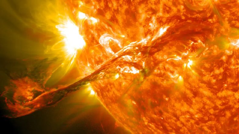 NASA Solar Storm Warning: जोरदार सौर तूफान से धरती पर हो सकता है ब्लैकआउट, नासा ने दी चेतावनी