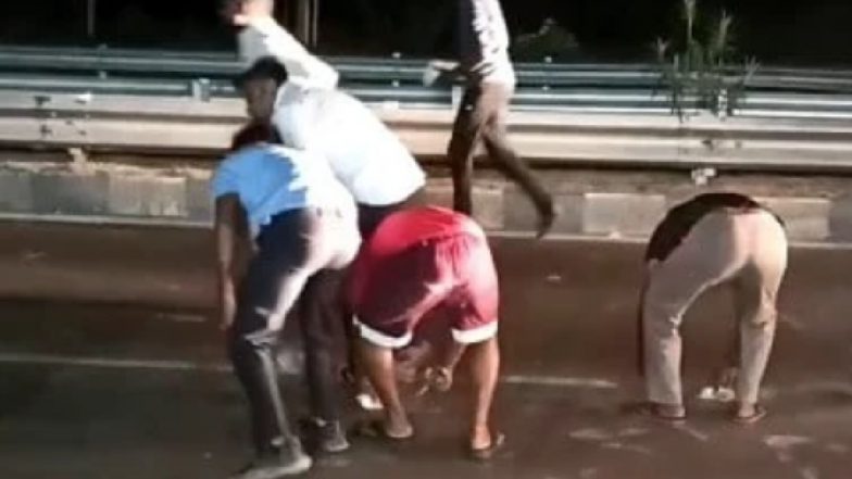कौशांबी: लूटेरों से सड़क पर गिर गया लाखों रुपये से भरा बैग! 500 के नोट लूट रहे लोगों का वीडियो वायरल