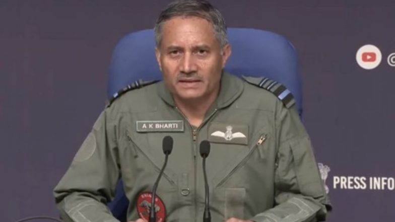 Press Briefing on Ops Sindoor: पाकिस्तानी सेना ने आतंकियों का साथ दिया, इसलिए हमने जवाबी कार्रवाई की; एयर मार्शल एके भारती ने किया खुलासा (Watch Video)