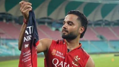 RCB Players Special Jersey With Fans' Sign: LSG बनाम RCB TATA IPL 2025 मैच में फैंस के सिग्नेचर वाली खास जर्सी में नजर आएगी रॉयल चैलेंजर्स बेंगलुरु के खिलाड़ी, देखें वीडियो