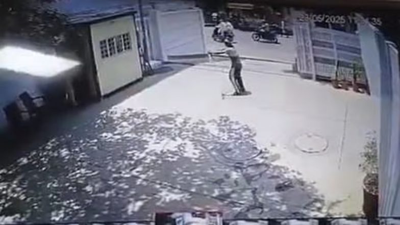 VIDEO: CBI ऑफिस में सनकी शख्स ने धनुष-तीर से किया हमला, CCTV में कैद हुआ खौफनाक मंजर
