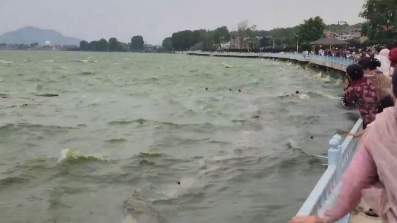 Srinagar: डल झील में पलटी शिकारा; पर्यटक मदद के लिए चिल्लाए, तेज हवाओं ने बढ़ाई मुश्किलें; Video