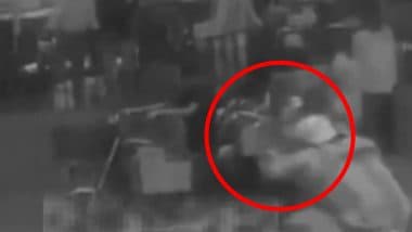 MP: मुरैना में बेटी के साथ अभद्रता करने वाले युवकों का पिता ने किया विरोध, दबंगों ने बेरहमी से कर दी पीटाई- देखें वीडियो MP: मुरैना में बेटी के साथ अभद्रता करने वाले युवकों का पिता ने किया विरोध, दबंगों ने बेरहमी से कर दी पीटाई- देखें वीडियो