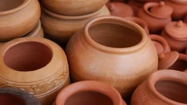 Matke ka Pani Pine ke Fayde: गर्मियों में अमृत है घड़े का पानी, मिलते हैं कई फायदे Matke ka Pani Pine ke Fayde: गर्मियों में अमृत है घड़े का पानी, मिलते हैं कई फायदे
