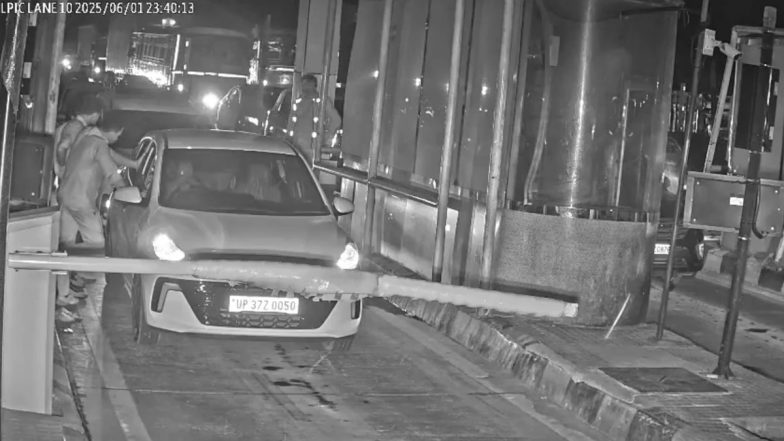 Hapur Toll Plaza: FASTag से पैसा न कटने पर उतरवाए थी कार सवार की अंगूठी, अब टोल प्लाजा पर लगा भारी भरकम जुर्माना, हापुड़ का वीडियो आया सामने (Watch Video)