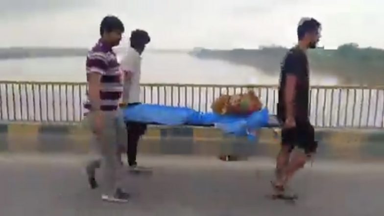 VIDEO: शर्मनाक! मां के शव को स्ट्रेचर पर खींचता रहा बेटा, VIP गाड़ी के लिए खुला रहा पुल, हमीरपुर का वीडियो आया सामने
