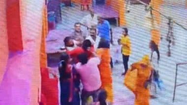Fatehpur: खागा के हनुमान मंदिर में प्रसाद से दो अतिरिक्त लड्डू लेने पर श्रद्धालुओं ने पुजारी और उसके बेटे की पिटाई की, वीडियो वायरल