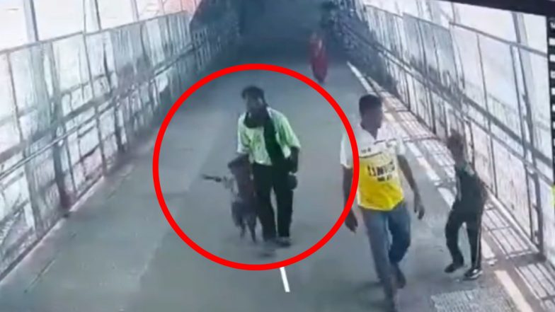 Child Kidnapped From Agra: आगरा कैंट से 2 साल का बच्चा हुआ किडनैप! आरोपी ग्वालियर रेलवे स्टेशन के CCTV में दिखा, पुलिस तलाश में जुटी (Watch Video)