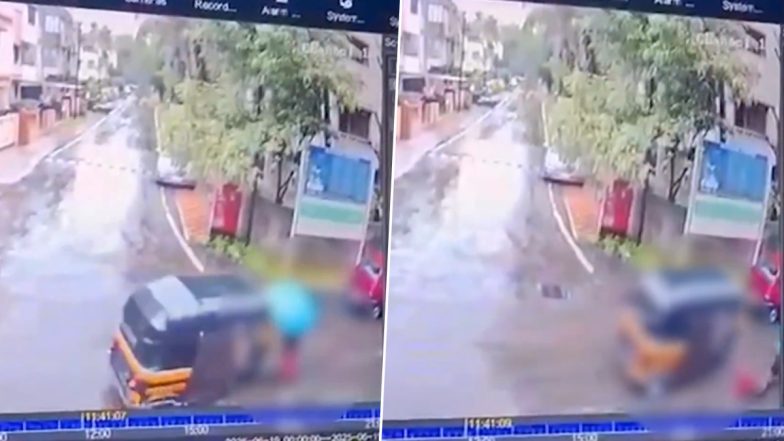 Pune Road Accident: पुणे में तेज रफ्तार ऑटो रिक्शा चालक ने सड़क से जा रही महिला को मारी टक्कर, गोखले रोड का CCTV आया सामने;VIDEO