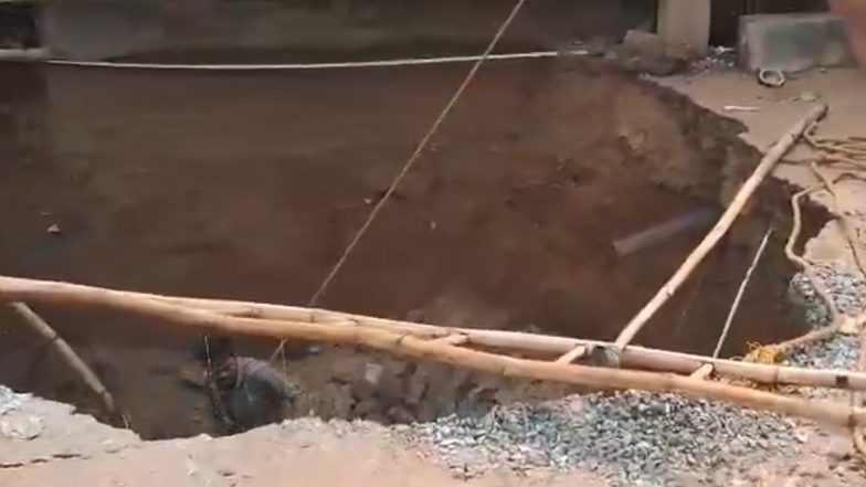 VIDEO: बारिश के कारण धंसी सड़क, तीन लोग गड्डे में गिरे, पुलिस ने मौके पर पहुंचकर किया रेस्क्यू, आगरा का वीडियो आया सामने