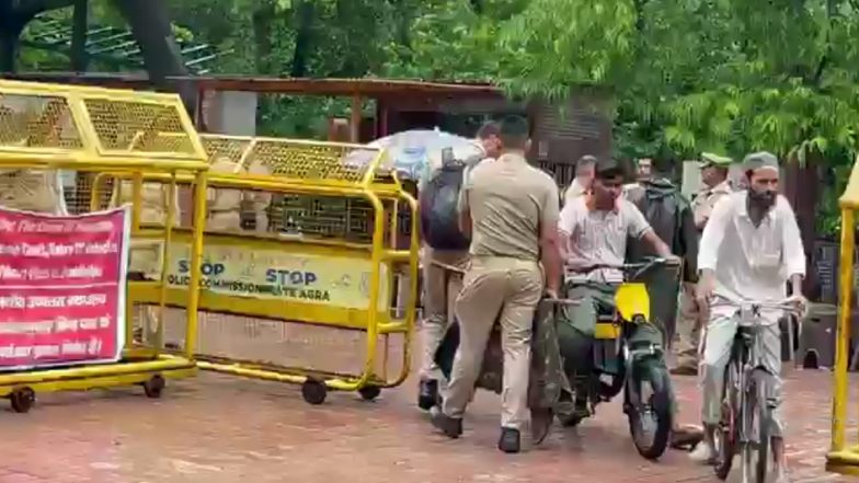 Agra Airport Bomb Threat: आगरा एयरपोर्ट को मिली बम से उड़ाने की धमकी, पुलिस प्रशासन हुआ अलर्ट, सुरक्षा कर दी गई कड़ी;VIDEO