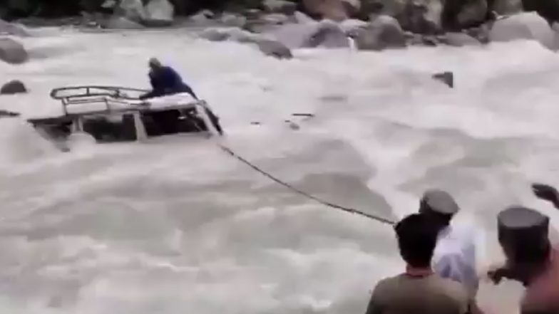 Uttarkashi: उत्तरकाशी में अनियंत्रित गाड़ी सीधे उफनती नदी में जा गिरी! कार का ड्राईवर छत पर जान बचाने के लिए बैठा, लोगों ने रस्सी के सहारे खींचा बाहर;VIDEO