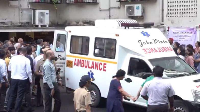 Ahmedabad Plane Crash: पायलट सुमित सभरवाल का पार्थिव शरीर मुंबई स्थित उनके घर लाया गया, देखें वीडियो