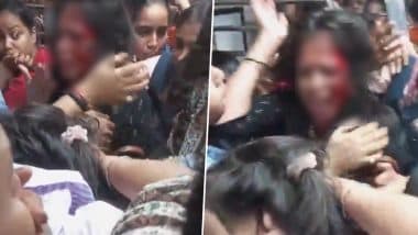 Mumbai Local Train Fight: लोकल ट्रेन में महिलाओं के बीच हुई जमकर लड़ाई, एक दुसरे के बाल पकड़कर खींचे, वीडियो हुआ वायरल; VIDEO Mumbai Local Train Fight: लोकल ट्रेन में महिलाओं के बीच हुई जमकर लड़ाई, एक दुसरे के बाल पकड़कर खींचे, वीडियो हुआ वायरल; VIDEO