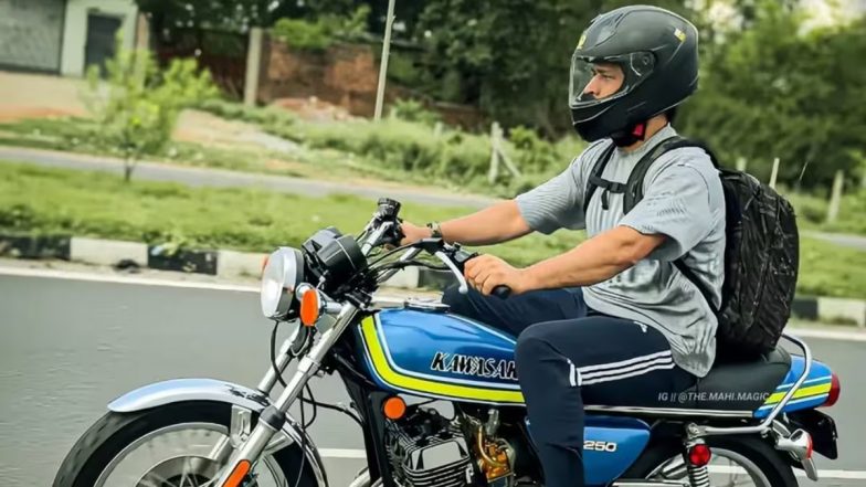 MS Dhoni Spotted Riding Bike:&nbsp;आईपीएल के बाद रांची लौटते ही बाइक से सड़क पर निकले एमएस धोनी, देखें तस्वीरें
