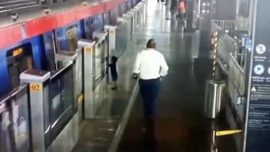 Bangur Nagar Metro Station: मेट्रो ट्रेन का गेट बंद होने के दौरान बाहर निकला 2 साल का मासूम, स्टेशन अटेंडेंट की सतर्कता से बची बच्चे की जान;VIDEO Bangur Nagar Metro Station: मेट्रो ट्रेन का गेट बंद होने के दौरान बाहर निकला 2 साल का मासूम, स्टेशन अटेंडेंट की सतर्कता से बची बच्चे की जान;VIDEO