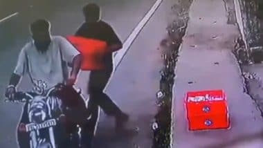 Dehradun Theft Video: लाखों की बुलेट पर आएं और चूरा ले गए दूध के कैरेट, देहरादून का वीडियो सोशल मीडिया पर हुआ वायरल