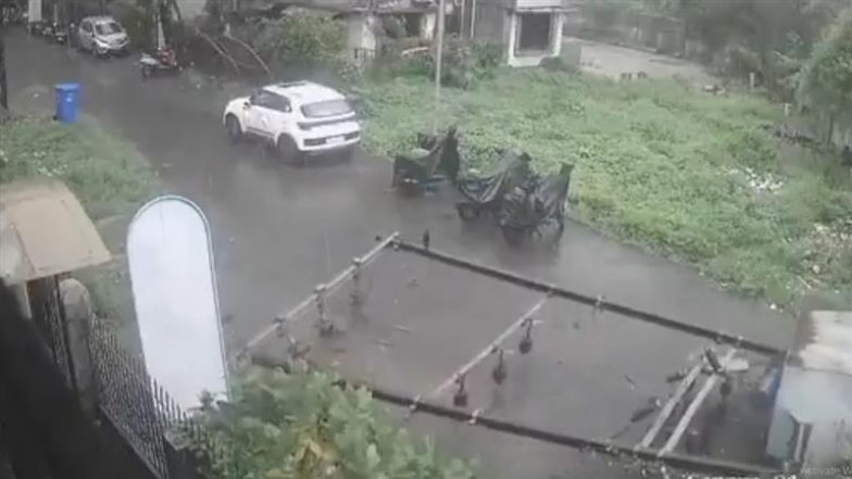 Mumbai: नायगांव में भारी बारिश के बीच बिजली का ट्रांसफार्मर सड़क पर गिरा, देखें वीडियो