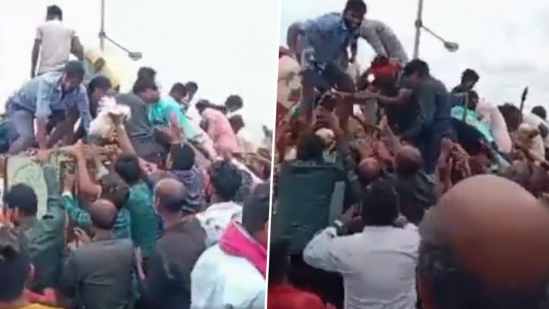Looted the Chickens: छत्तीसगढ़ के बेमेतरा में पलटा मुर्गियों से भरा वाहन, लोग ड्राइवर की मदद करना छोड़ लूट में भिड़े, वीडियो आया सामने (Watch Video)