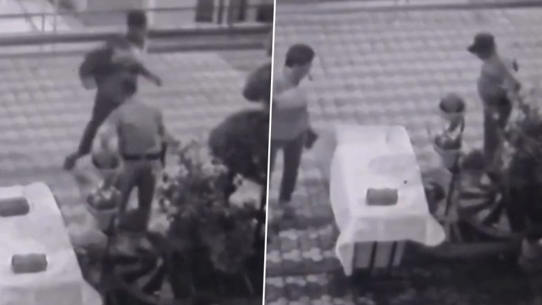 Pune Shocker: काम से निकालने के गुस्से में शख्स ने किया सिक्योरिटी गार्ड पर चाकू से हमला, फिर सिर पर ईंट मारी, चिंचवड का वीडियो आया सामने;VIDEO