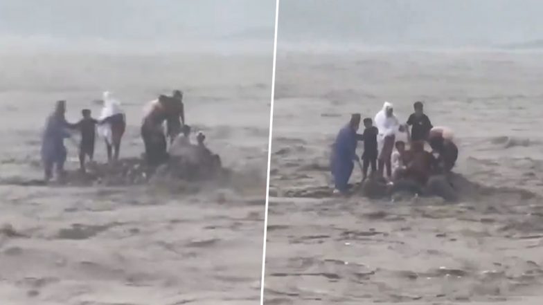 VIDEO: पाकिस्तान के स्वात नदी में दो परिवारों के 18 लोग बहे, 17 की हुई मौत, प्रशासन से नहीं मिली कोई मदद, घटना का वीडियो आया सामने