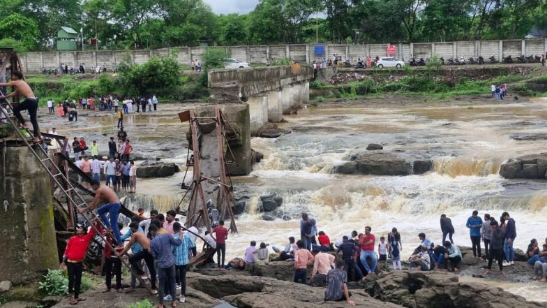 Pune Bridge Collapse: पुणे ब्रिज हादसे में 4 लोगों की मौत, कई लापता, तलाश के लिए बचाव अभियान जारी (Watch Video)