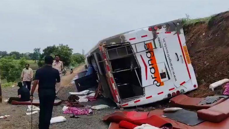 Adilabad Road Accident: तेलंगाना में भीषण सड़क हादसा! हैदराबाद से अमरावती जा रही बस हुई पलटी, 25 यात्री हुए घायल (Watch Video)