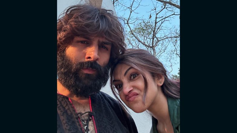 Kartik Wishes Sreeleela: कार्तिक आर्यन ने श्रीलीला को कहा &lsquo;मंकी फेस&rsquo;, मजेदार सेल्फी के साथ दी जन्मदिन की बधाई (View Pic)