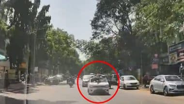 Man Hanging on Car Bonnet: तेज रफ्तार कार के बोनट पर लटका दिखा शख्स, पुणे के विमान नगर का वीडियो आया सामने (Watch Video)