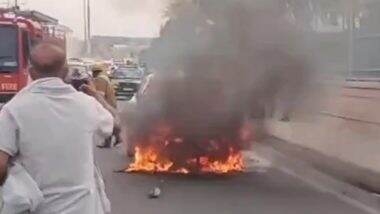 Lucknow Fire Video: सड़क पर दौड़ रही कार में अचानक लगी भीषण आग, 3 लोगों ने कूदकर बचाई खुद की जान, लखनऊ का वीडियो आया सामने