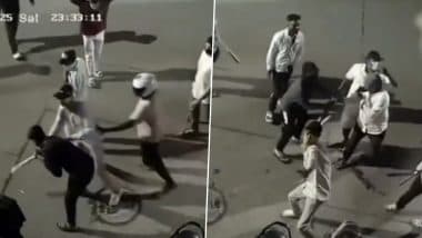 Matunga Shocker: मुंबई के माटुंगा में 4 लोगों पर तलवार, चाकू और लाठियों से हमला, पुलिस ने आरोपियों के खिलाफ किया मामला दर्ज (Watch Video) Matunga Shocker: मुंबई के माटुंगा में 4 लोगों पर तलवार, चाकू और लाठियों से हमला, पुलिस ने आरोपियों के खिलाफ किया मामला दर्ज (Watch Video)