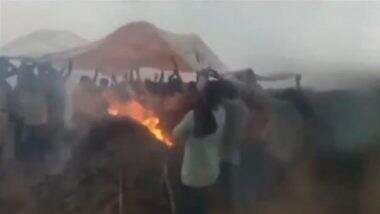 MP: बारिश में भीगती रही चिता, तिरपाल के नीचे हुआ अंतिम संस्कार; देखें VIDEO MP: बारिश में भीगती रही चिता, तिरपाल के नीचे हुआ अंतिम संस्कार; देखें VIDEO